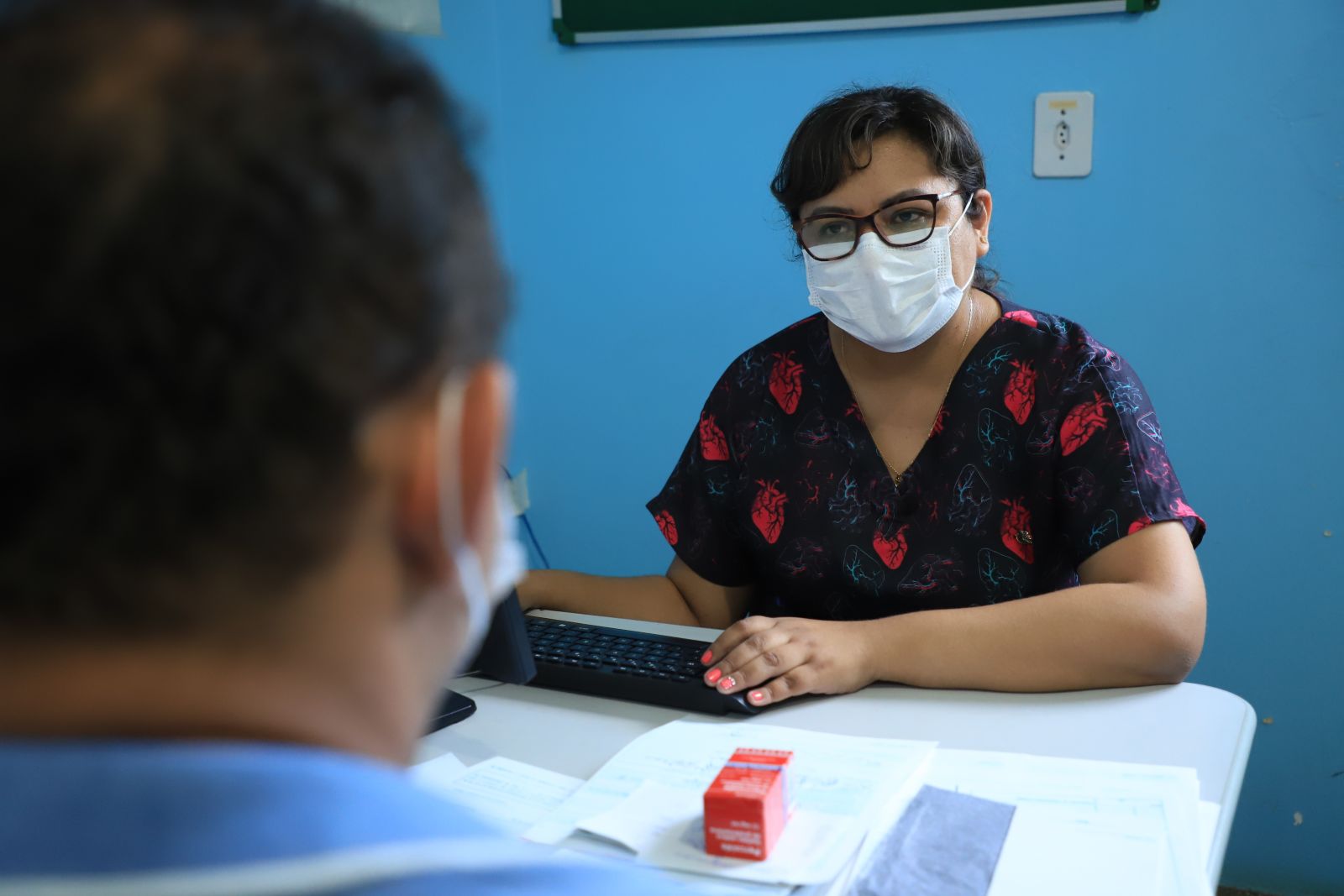 Com saúde e ativa no trabalho, a médica celebra as vidas salvas